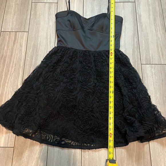 Adrianna Papell Black Rosette Mini Dress Size 6 - Picture 2 of 5